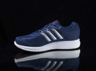 Spor ayakkabı mavi beyaz arka plan, izole ürün kalitesine