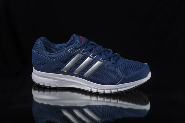 Sneakers Blue Quality на белом фоне, Изолированный продукт — стоковое фото