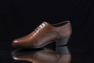 Siyah arka plan, izole ürün, üst görünümü üzerinde erkek ayakkabı