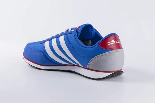 Adidas mavi spor ayakkabı — Stok fotoğraf