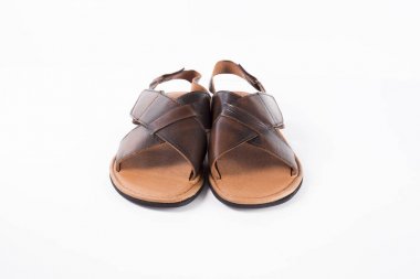 Beyaz arka plan üzerinde erkek kahverengi Sandal,