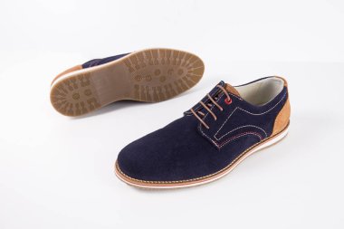 İzole beyaz zemin üzerine mavi ayakkabılar deri.