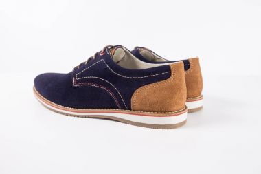 İzole beyaz zemin üzerine mavi ayakkabılar deri.