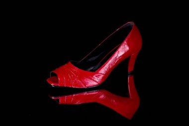 Siyah zemin üzerine kırmızı Ayakkabı