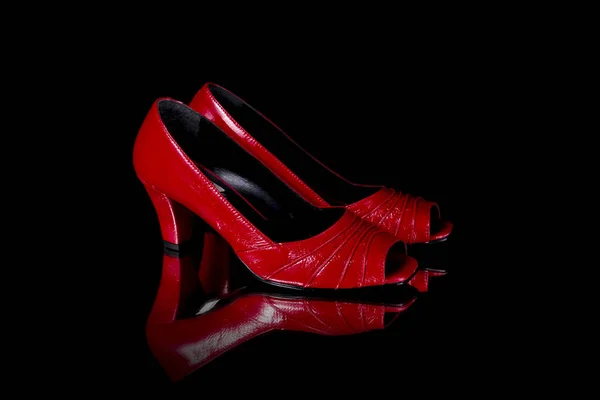 Красная обувь на чёрном фоне — стоковое фото