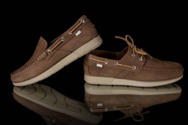 Siyah arka plan üzerinde kahverengi Ayakkabı