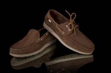 Siyah arka plan üzerinde kahverengi Ayakkabı