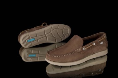 Siyah arka plan üzerinde kahverengi Ayakkabı