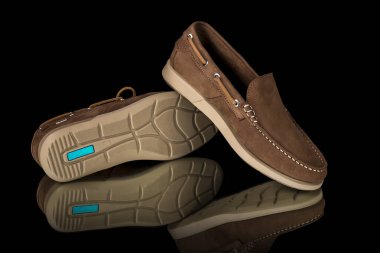 Siyah arka plan üzerinde kahverengi Ayakkabı