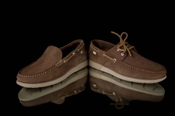 Bruine schoenen op zwarte achtergrond — Stockfoto