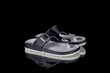 Siyah arka plan üzerine siyah ve beyaz terlik