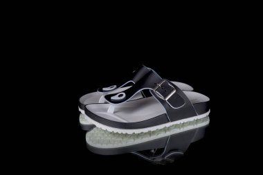 Siyah arka plan üzerine siyah ve beyaz terlik