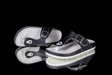 Siyah arka plan üzerine siyah ve beyaz terlik