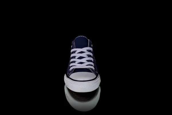 Sneaker blu su sfondo nero . — Foto Stock