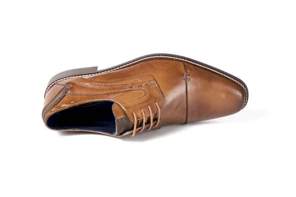 Zapato marrón masculino sobre fondo blanco — Foto de Stock
