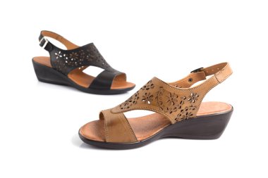 Beyaz arka planda, kadın kahverengi Sandal izole ürün.