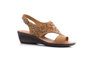 Beyaz arka planda, kadın kahverengi Sandal izole ürün.