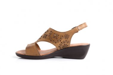 Beyaz arka planda, kadın kahverengi Sandal izole ürün.
