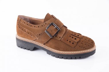 Beyaz arka plan üzerinde kadın kahverengi deri ayakkabı.