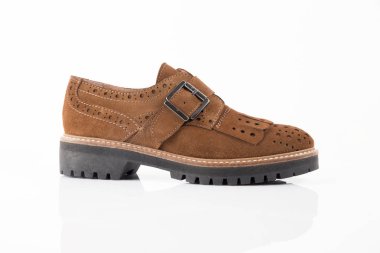 Beyaz arka plan üzerinde kadın kahverengi deri ayakkabı