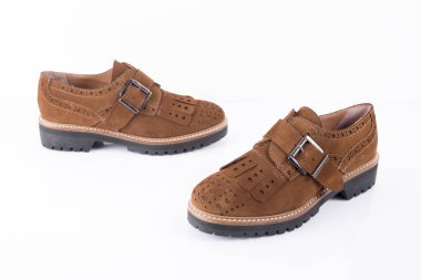 Beyaz arka plan üzerinde kadın kahverengi deri ayakkabı