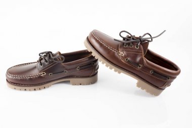 Beyaz arka plan üzerinde erkek kahverengi deri ayakkabı.