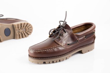 Beyaz arka plan üzerinde erkek kahverengi deri ayakkabı.