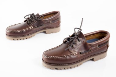 Beyaz arka plan üzerinde erkek kahverengi deri ayakkabı.