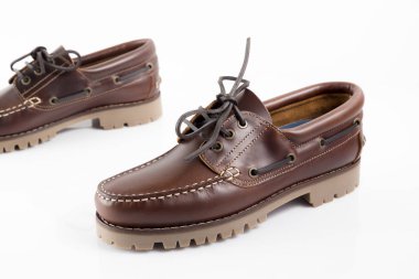 Beyaz arka plan üzerinde erkek kahverengi deri ayakkabı.