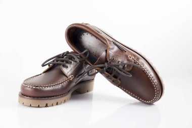 Beyaz arka plan üzerinde erkek kahverengi deri ayakkabı.