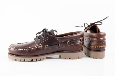 Beyaz arka plan üzerinde erkek kahverengi deri ayakkabı.