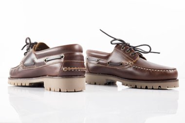 Beyaz arka plan üzerinde erkek kahverengi deri ayakkabı.