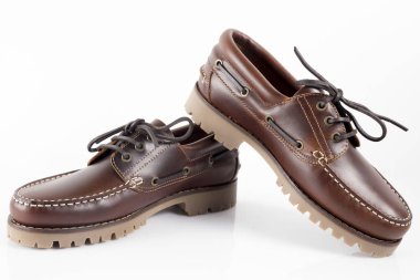 Beyaz arka plan üzerinde erkek kahverengi deri ayakkabı.