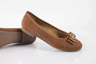 Beyaz arka plan üzerinde kadın kahverengi deri ayakkabı