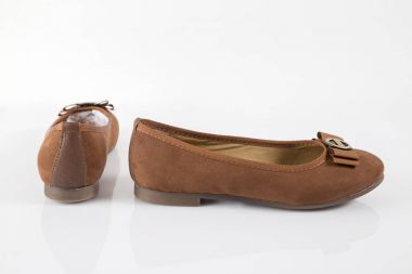 Beyaz arka plan üzerinde kadın kahverengi deri ayakkabı