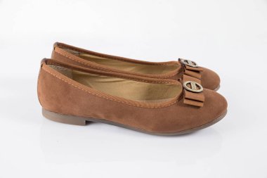 Beyaz arka plan üzerinde kadın kahverengi deri ayakkabı