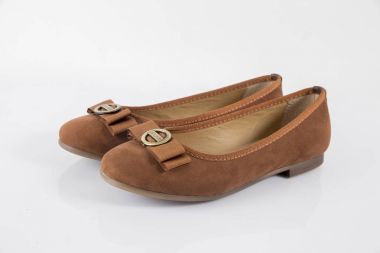 Beyaz arka plan üzerinde kadın kahverengi deri ayakkabı