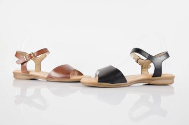 Beyaz arka plan üzerinde kadın kahverengi deri sandalet.