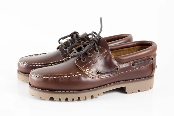 Zapato de cuero marrón masculino sobre fondo blanco . —  Fotos de Stock