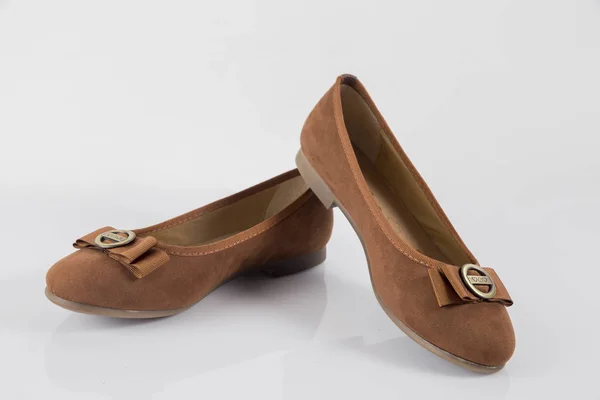 Kobiece brązowe skórzane buty na białym tle — Zdjęcie stockowe