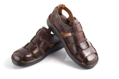 Beyaz arka plan üzerinde erkek kahverengi deri sandalet.