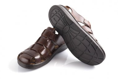 Beyaz arka plan üzerinde erkek kahverengi deri sandalet.