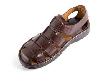 Beyaz arka plan üzerinde erkek kahverengi deri sandalet.