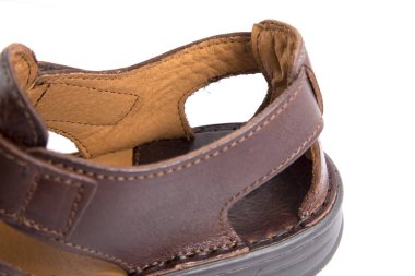 Beyaz arka plan üzerinde erkek kahverengi deri sandalet.