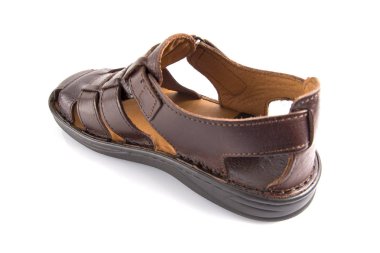 Beyaz arka plan üzerinde erkek kahverengi deri sandalet.