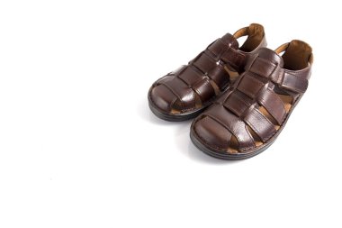 Beyaz arka plan üzerinde erkek kahverengi deri sandalet.