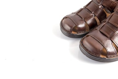 Beyaz arka plan üzerinde erkek kahverengi deri sandalet.