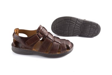 Beyaz arka plan üzerinde erkek kahverengi deri sandalet.