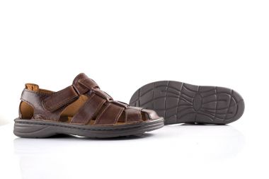 Beyaz arka plan üzerinde erkek kahverengi deri sandalet.