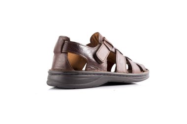 Beyaz arka plan üzerinde erkek kahverengi deri sandalet.